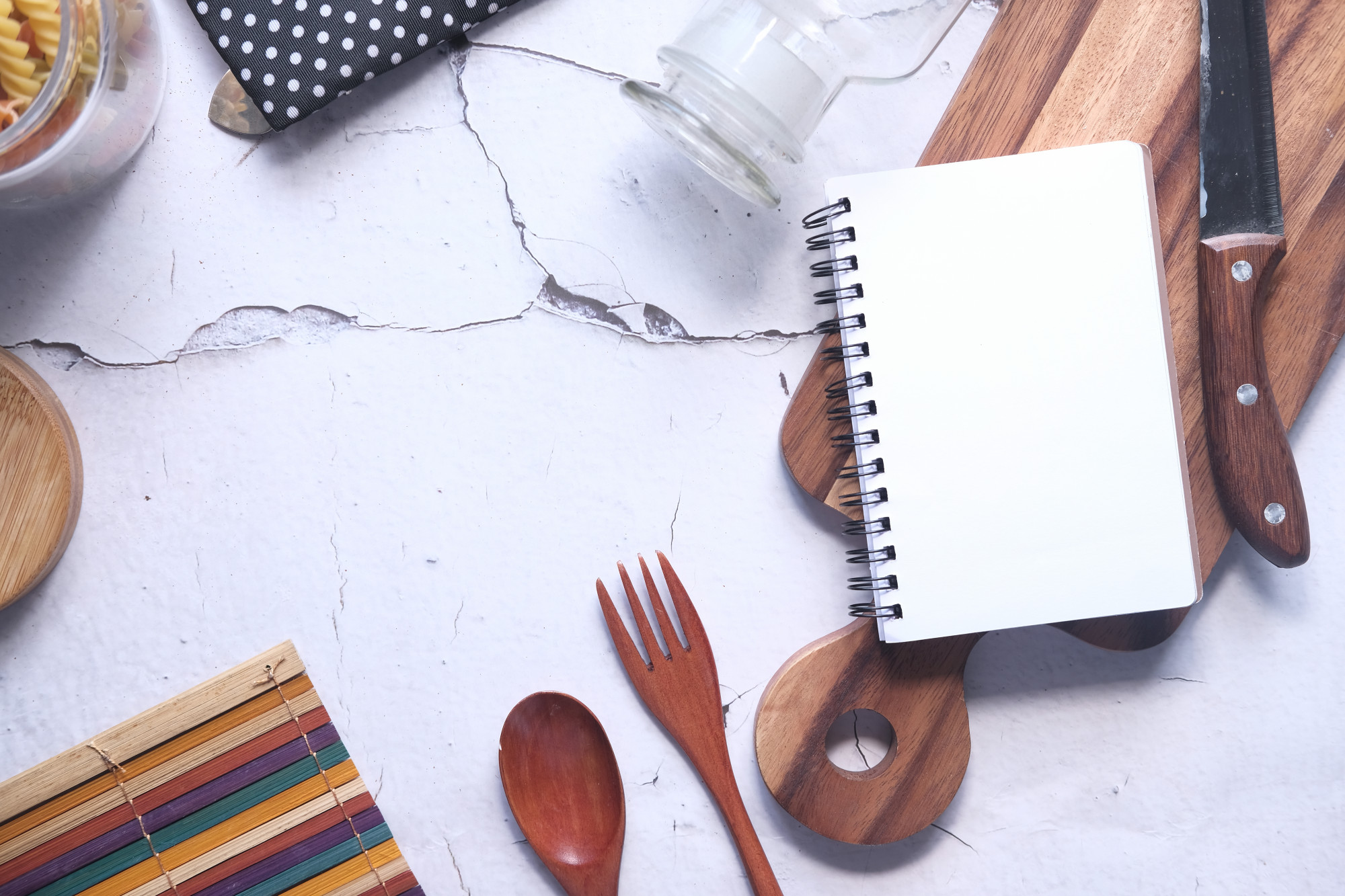 Layout editoriale con attrezzi da cucina e appunti